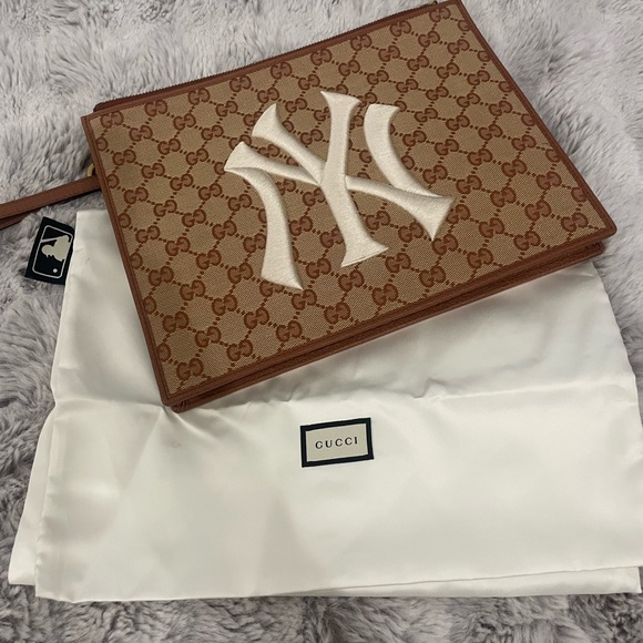 Gucci NY Yankees Patch Pouch Unisex - Picture 12 of 12